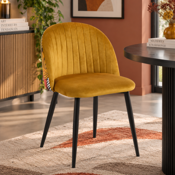 Silla de comedor Yumi en terciopelo mostaza con patas negras y respaldo floral