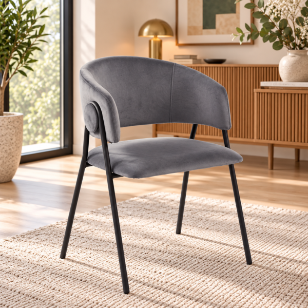 Sillón gris en interior luminoso