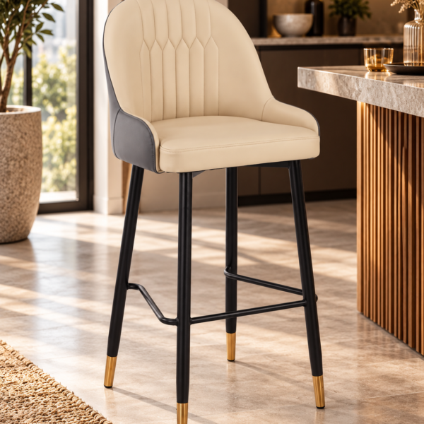 Taburete beige en cocina moderna