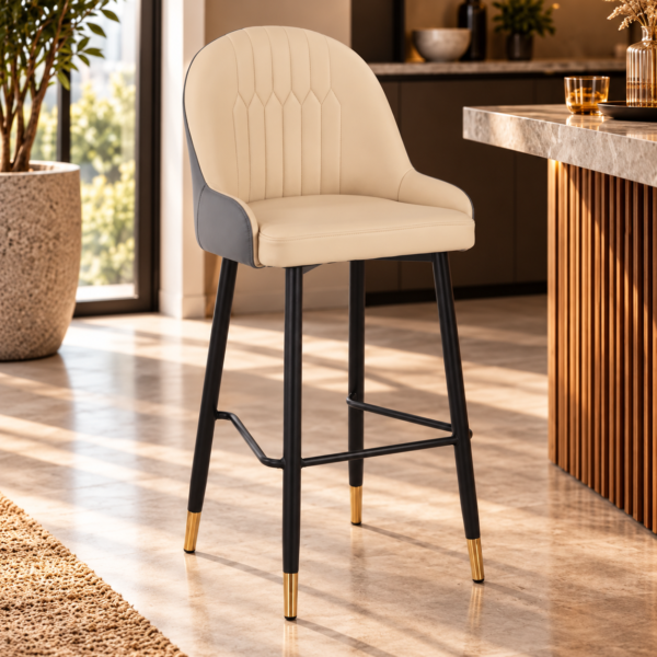 Taburete beige en cocina moderna cálida